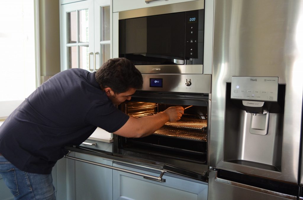 T&eacute;cnico de Iluro Tecnic reparando un horno