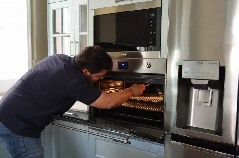 Técnico de Iluro Tecnic reparando un horno