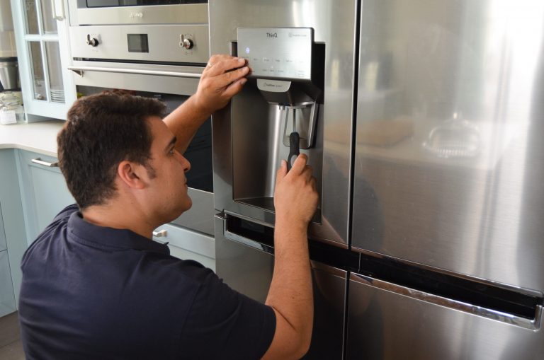 Técnico de Iluro Tecnic reparando una nevera