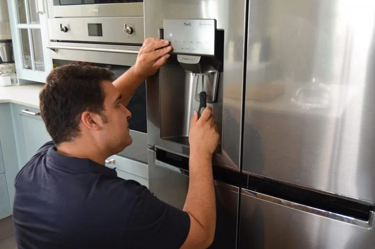 Técnico de Iluro Tecnic reparando una nevera
