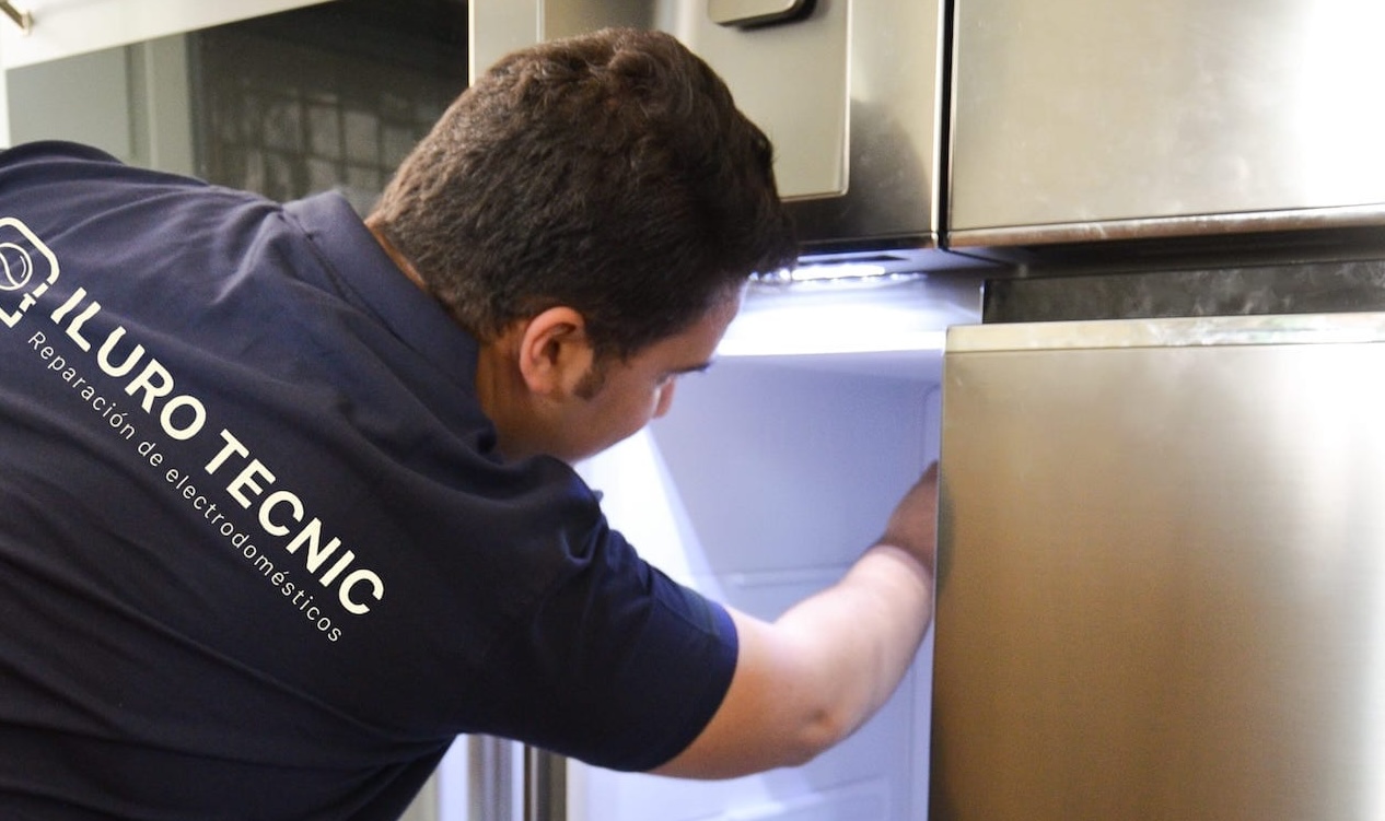 Técnico de Iluro Tecnic reparando una nevera congelador